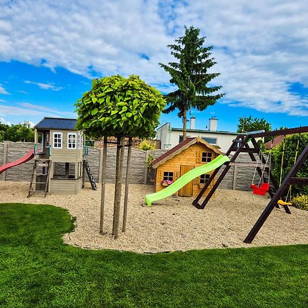 Penzion Vcelarsky Dvur Lednice Bagian luar foto